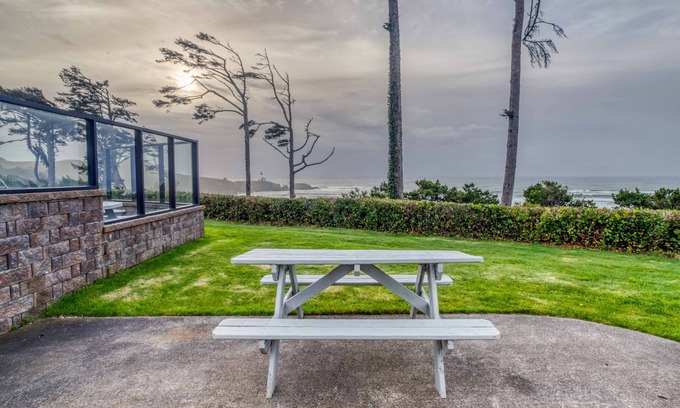 Agate Beach RV Rental | Dog Friendly, Available with 50AMP, 30AMP, Water and Sewer hook up's, WiFi