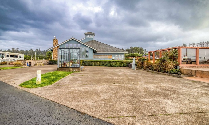 Agate Beach RV Rental | Dog Friendly, Available with 50AMP, 30AMP, Water and Sewer hook up's, WiFi