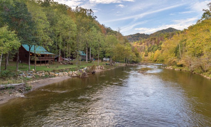 Sylva Cabin | Dog-friendly cabin with riverfront access - great for fishing
