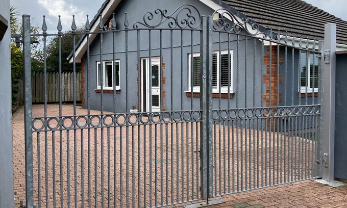 Padstow House | Dog-Friendly Coastal Retreat – Explore the 7 Bays with a Sunny Garden & Parking!