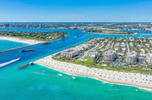 Palm Beach Shores Apartment | Dog friendly condo with beach access, hot tub, firepit