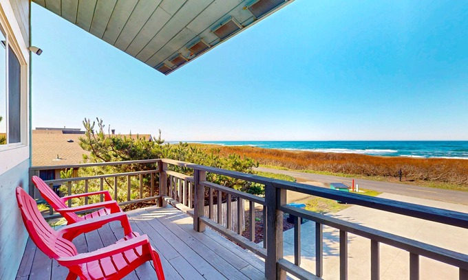 Fort Bragg House | Dog-friendly, oceanfront studio w/decks & kitchenette - steps to the beach