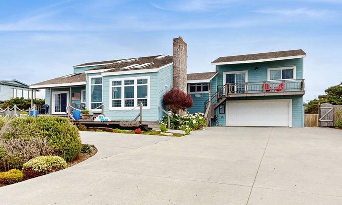 Fort Bragg House | Dog-friendly oceanfront home w/beach access, private hot tub & firepit