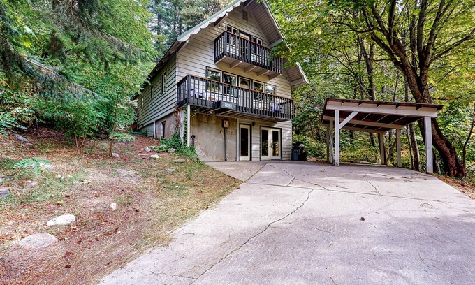 Leavenworth House | Dog-friendly retreat with mountain views, private hot tub & game room