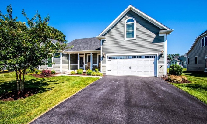 The Glade Condo | Dog-Friendly Solar-Powered Home with Pond View, EV Charging & Huge Porch