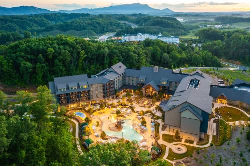 Sevierville Hotel | Dollywood's HeartSong Lodge & Resort