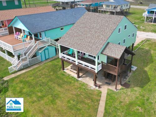 Freeport House | Dolphins Beach Cottage on the Beach - Sleeps 12