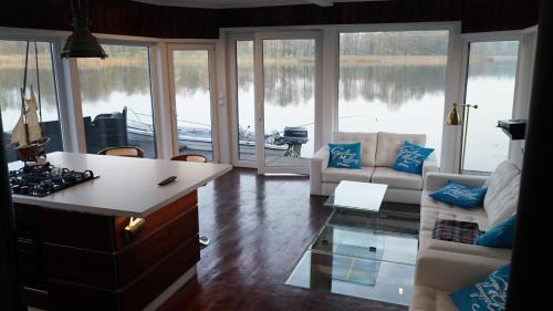 Karwie Villa | Dom na wodzie nad Jeziorem Krzywe