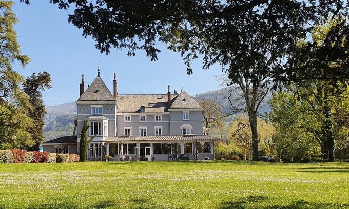 Villebois Hotel | Domaine des Cèdres : Hôtel, Gîtes et Insolites