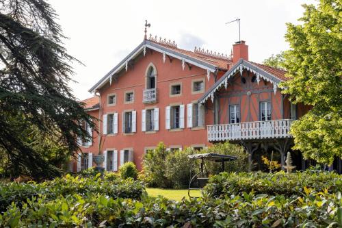 Besset House | Domaine La Belle Histoire - Gîte côté jardin