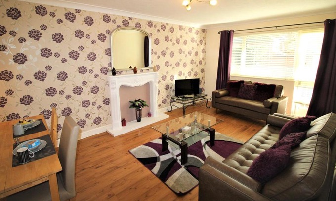 Doncaster Apartment | Doncaster - Boswell - Large Balcony Apartment - 2 Double Beds - 2 Bedrooms - Close to Town & Racecourse - Off Street Parking 2 Cars - Fast Wifi