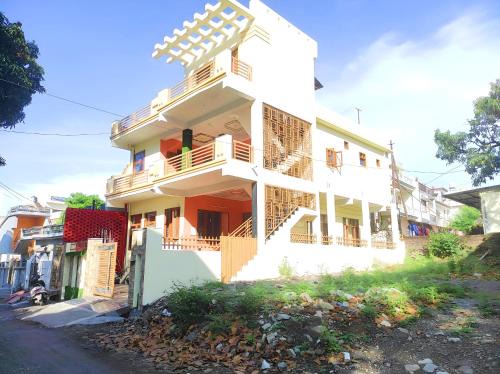 Bullawala House | Doon Niwas Homestay Two- Bedroom 1st Floor- Mountain view, near main Picnic Spots, comfortable peaceful central Family-friendly