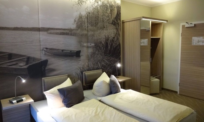 Kyritz Apartment | Doppelzimmer Komfort mit Balkon und Seeblick, Dusche/wc