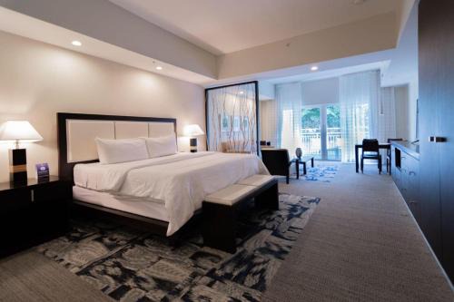 Doral Apartment | Doral Pool 1407 by WaveProperties