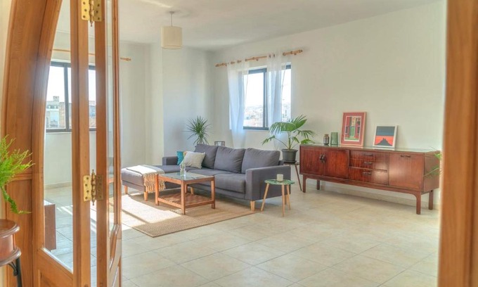 Birkirkara House | Double bedroom with ensuite in spacious corner apartment