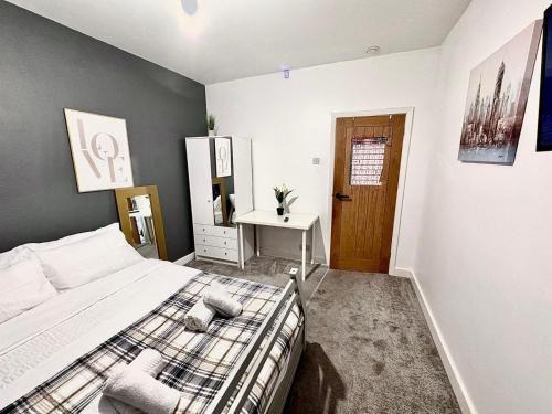 Emerson Park Apartment | Double bedrooms In Spacious Home