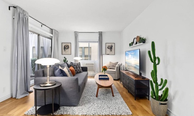 Alamitos Beach Apartment | Double King Suite with Patio Dining and Parking