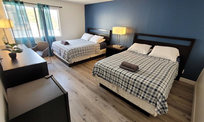 Pico - Robertson Apartment | Double Queen Bed Suite in Beverly Hills with AC + WiFi