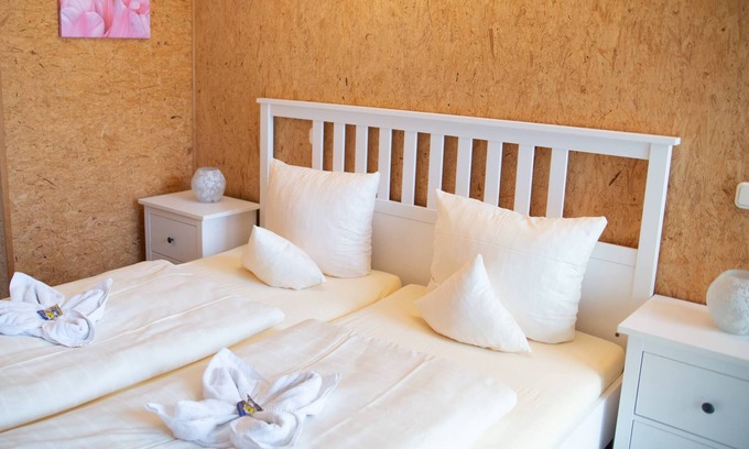 Neubrucke Apartment | Double room with shower and WC