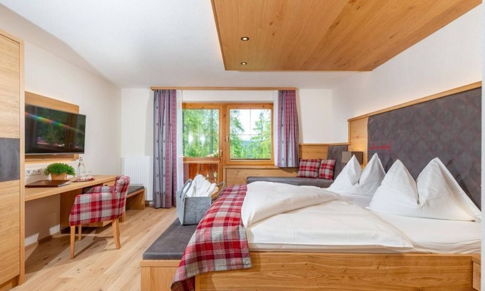 Ramsau am Dachstein House | Double room deluxe, shower, WC, FR, short - Hotel Lindenhof