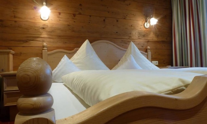 Obsteig Bed & Breakfast | Double room "Grünberg" with south-facing balcony - Pension Alpenhof - feel-good board
