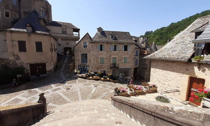 Estaing Bed & Breakfast | Double room-Standard-Wet room-City view-1er étage