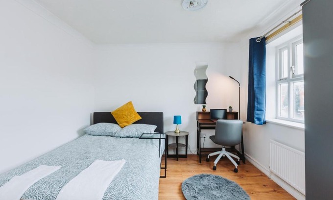 Loxford House | Double Room with Private Bathroom, parking & wifi