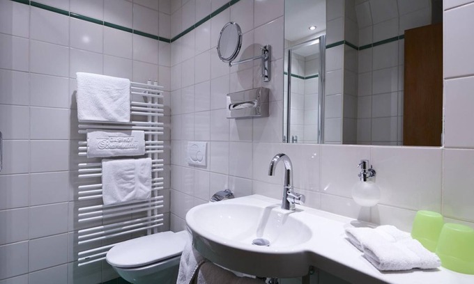 Liefering House | Double room with shower or Bathroom, toilet - Brandstätter, hotel restaurant