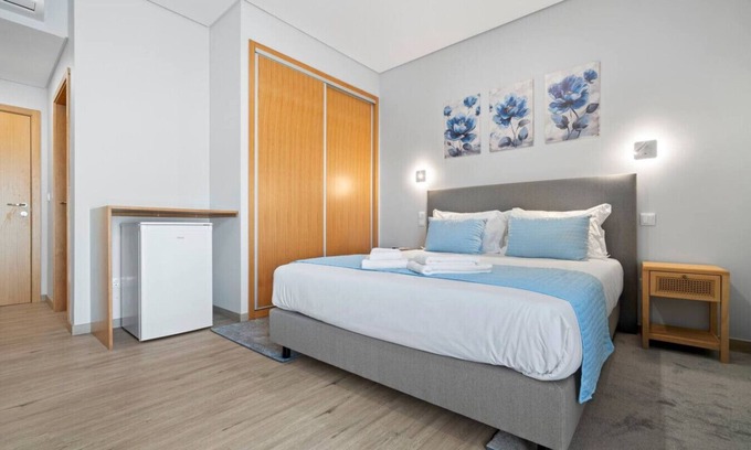 Sao Vicente House | Double Room with Terrace Q5