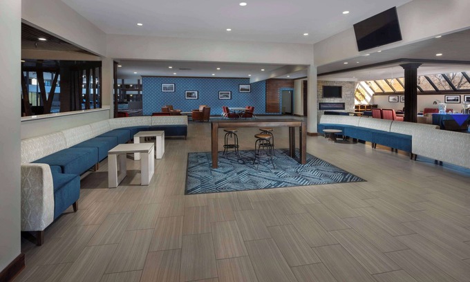 Manhattan Hotel | DoubleTree by Hilton Manhattan, KS