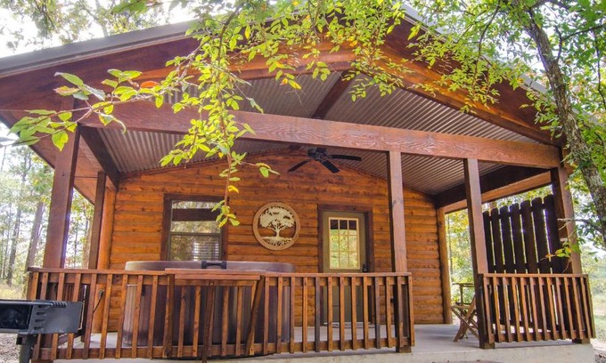 Hochatown House | Down Time Studio Cabin w Hot Tub