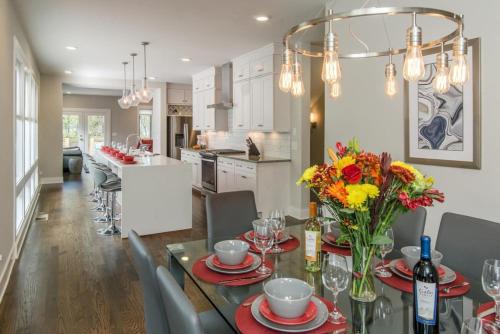 Salemtown House | Downtown 10 Beds Game Room Hot Tub Roof Deck