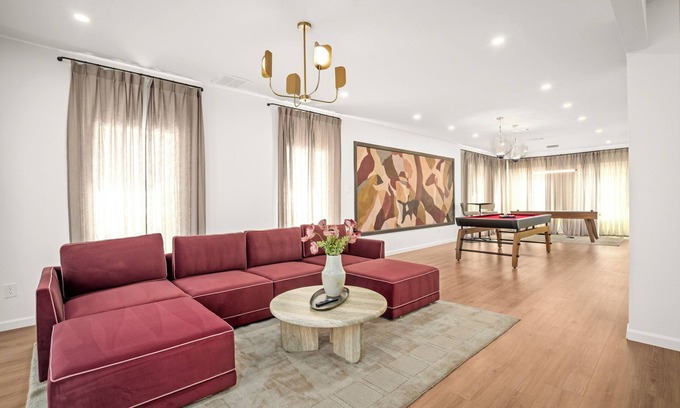 South Central Houston House | Downtown 7 min, 27 sleeps, Accessible, Gated 2 homes 4 parkings