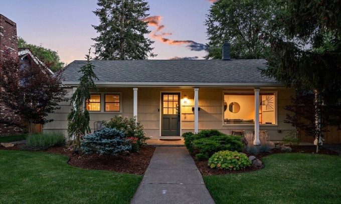 Old Bend House | Downtown Bend Spa Walk to River Fire pit