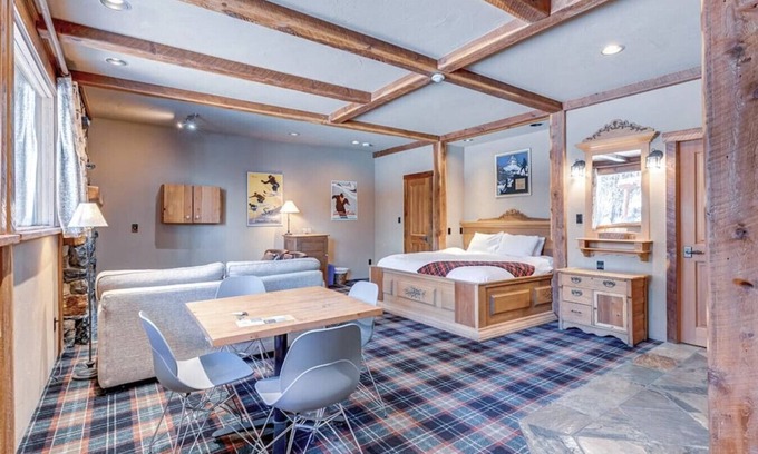 Town Centre Hotel | Downtown Canmore-7 Guests