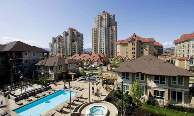 Central Okanagan House | Downtown Condo Resort by the Beach