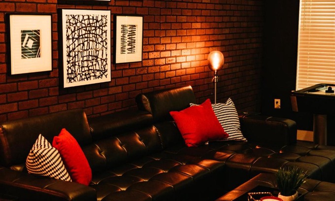 Oak Lawn Apartment | Downtown Dallas Cozy Suite w/Fireplace and King Bed