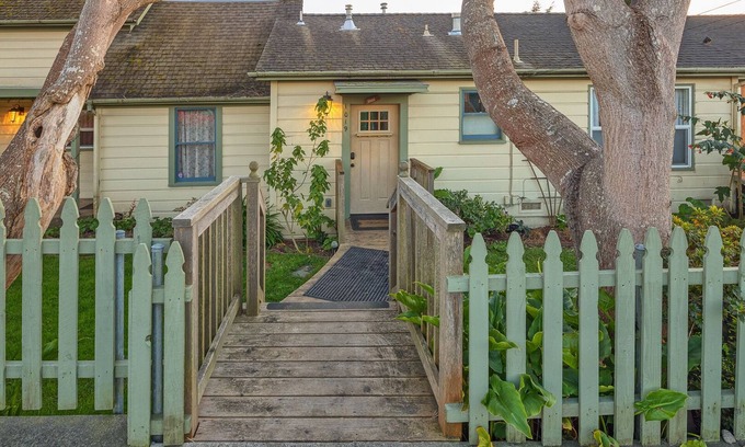 Arcata Apartment | ✌️Downtown Digs, Enjoy shared sauna, hot tub & yard at this dog-friendly property in town