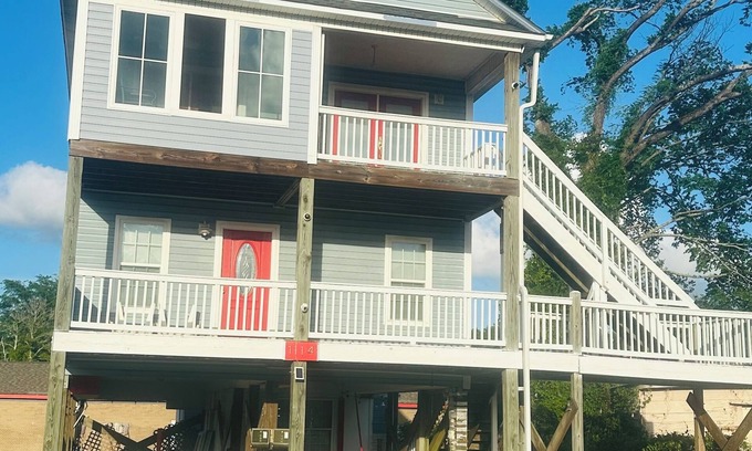 Wilmington House | Downtown duplex on stilts.