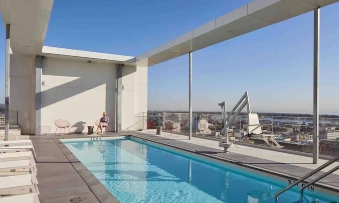 Downtown Oakland Apartment | Downtown High Rise - Garage Parking / Walk to BART