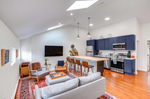 Hudson Apartment | Downtown Hudson Apartment Walk to Cafes and River!