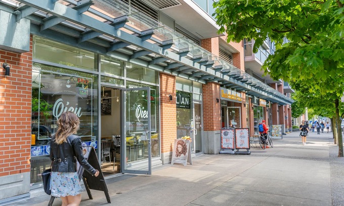 Chinatown Apartment | Downtown King Suite-Surround Views-Pool/Gym/Parkng