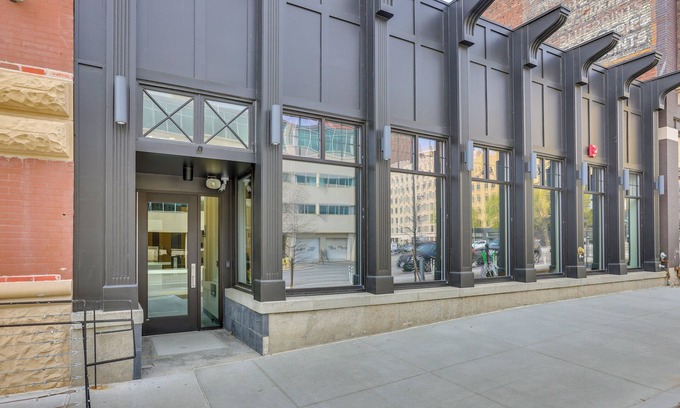 Downtown Omaha Apartment | Downtown Omaha Getaway w/Deck & Gas Grill!