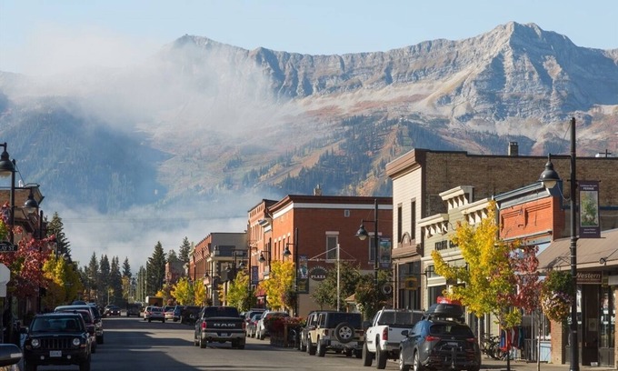 East Kootenay House | Downtown Suite w/Hot Tub(Pet Friendly)