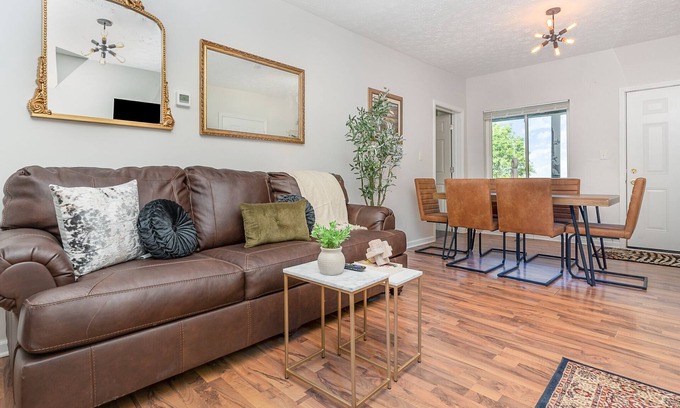 East Price Hill Apartment | Downtown Views- 4 Minutes to Downtown