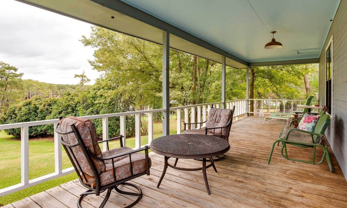 Doyline Cabin | Doyline Cottage w/Large Porch & Lake Access!