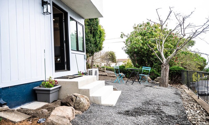 El Cerrito Apartment | Dream studio with bay views, spacious walk-in closet, W/D & on-demand fireplace.