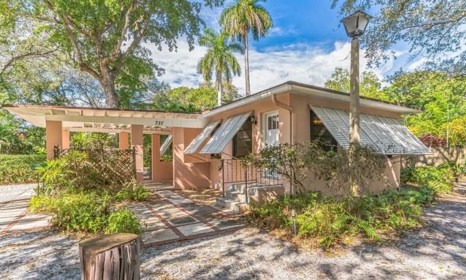 Riverside Park House | Dreaming Of The Tropics! Hemingway House With Additional Guest House 2 Bedroom Home by Redawning