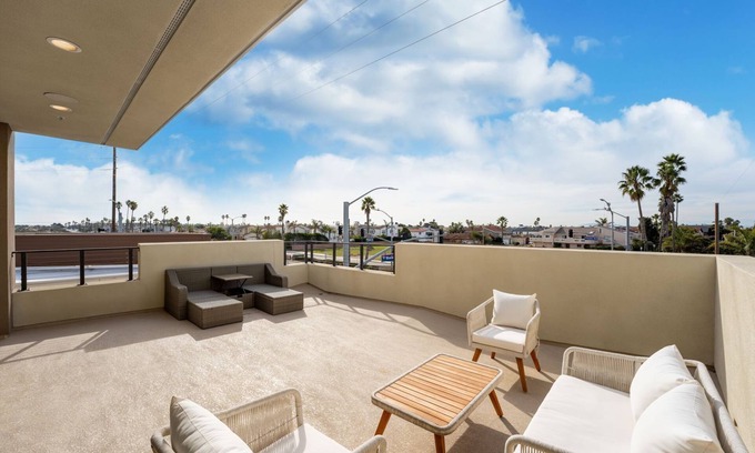 Oxnard Dunes Condo | Dreamy Beach House with Pool/Spa - 5 Mins to Beach