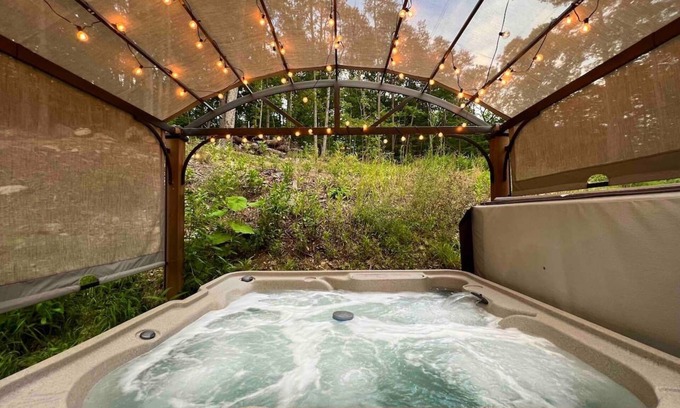 Luray Cabin | Dreamy Couples Cabin w/Hot Tub & Fire pit